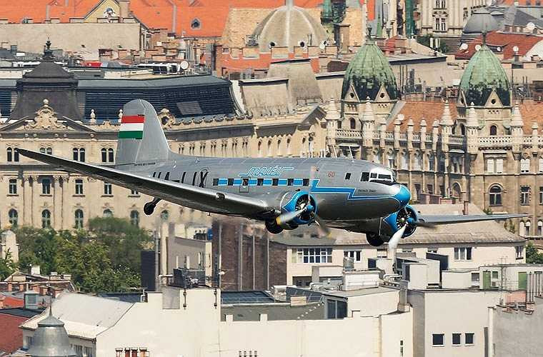 Li-2 được sử dụng chính cho các hoạt động vận tải (chở khách, chở hàng, tải thương) nhưng có thể tham gia ném bom khi cần (quả bom được chất vào trong thân và được phi đội ném qua cửa chất hàng). (Theo Kiến thức)