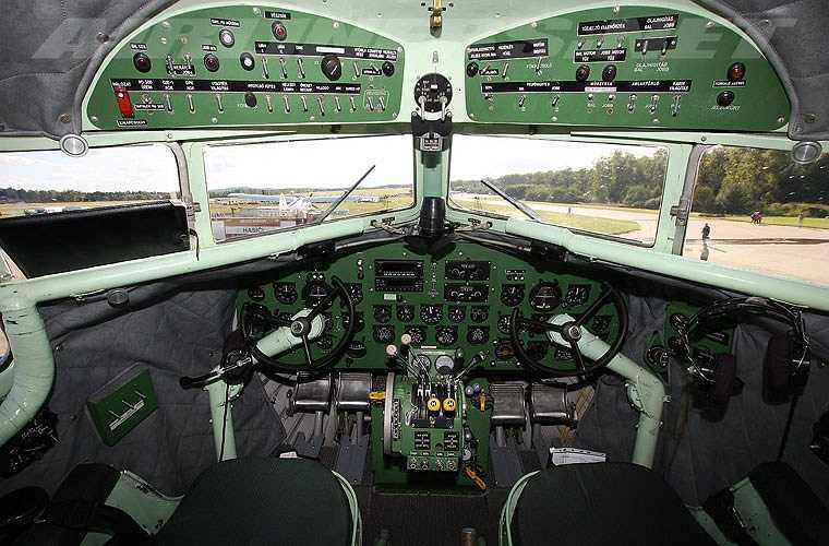 Cận cảnh khoang hàng của Li-2 có thể chở vài tấn hàng hóa hoặc 24 hành khách. Li-2 có thể mang theo một số loại vũ khí như đại liên ShKAS 7,62mm (tối đa 3 khẩu), một đại liên UBK 12,7mm hoặc 1-2 tấn bom. (Theo Kiến thức) 