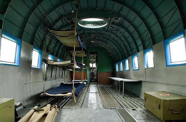 Cận cảnh khoang hàng của Li-2 có thể chở vài tấn hàng hóa hoặc 24 hành khách. Li-2 có thể mang theo một số loại vũ khí như đại liên ShKAS 7,62mm (tối đa 3 khẩu), một đại liên UBK 12,7mm hoặc 1-2 tấn bom. (Theo Kiến thức) 