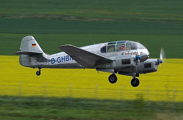 Về phần Aero Ae-45, đây là máy bay đa dụng do hãng Aero Vodochody (Tiệp Khắc) sản xuất từ sau cuộc Chiến tranh Thế giới thứ 2 với khoảng 590 chiếc. Loại máy bay này có thể dùng cho huấn luyện phi công sơ cấp hoặc chở khách. (Theo Kiến thức)