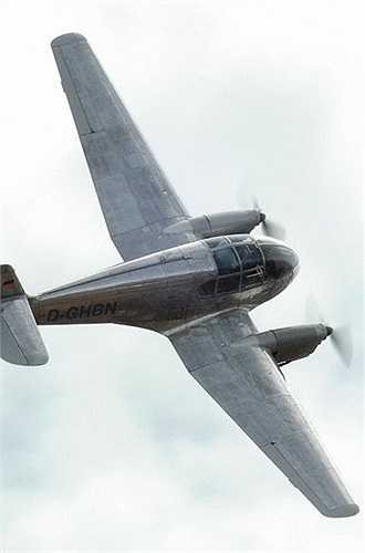 Ae-45 dài 7,77m, sải cánh 12,25m, cao 2,30m, trọng lượng cất cánh tối đa 1,6 tấn. Nó được lắp 2 động cơ 4 xy lanh làm mát bằng không khí Walter M 332-III cho tốc độ tối đa 282km/h, tầm bay 1.700km, trần bay 5.900m. Máy bay chở được 3-4 người, một phi công. (Theo Kiến thức)