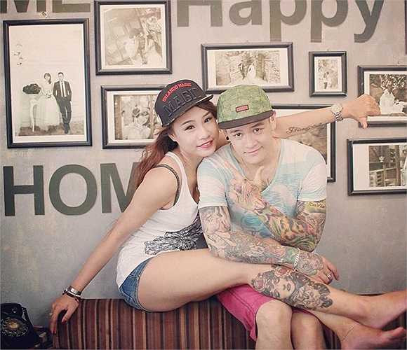 Trong khi Quân sở hữu 3 hình xăm lớn, kín hai tay và ngực thì Phương Anh cũng chịu không kém cạnh với hình xăm kín hai bắp đùi ấn tượng.