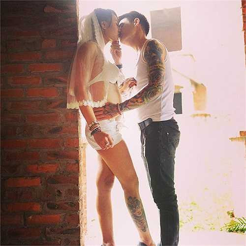 Bộ ảnh cưới được thực hiện theo phong cách phương Tây, đơn giản, phóng khoáng.