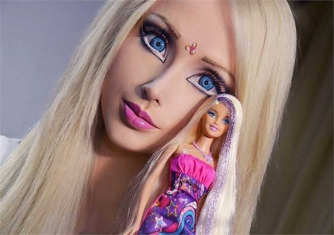 Nhờ vẻ ngoài không khác gì búp bê, Valeria Lukyanova (28 tuổi, người Ukraina) nhanh chóng nổi tiếng thế giới và được mệnh danh là Barbie phiên bản đời thực hoàn hảo nhất. Valeria sở hữu khuôn mặt trái xoan, mắt bồ câu, sống mũi nhỏ cao, mái tóc bạch kim cùng thân hình đồng hồ cát, với vòng một lớn và vòng eo con kiến.