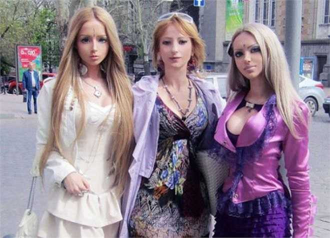 Phần lớn cư dân mạng khi trông thấy Valeria đều cho rằng cô là sản phẩm của công nghệ phẫu thuật thẩm mỹ. Tuy nhiên đáp lại mọi tin đồn, cô vẫn khẳng định vẻ đẹp mình có được là hoàn toàn tự nhiên. Thậm chí, cô còn chứng minh thông qua loạt ảnh về gia đình có một không hai của mình.