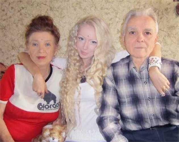 Cả hai thậm chí còn tỏ ra vui vẻ, phấn khích khi được cô cháu gái trang điểm và hướng dẫn cách tạo dáng chụp ảnh như búp bê.