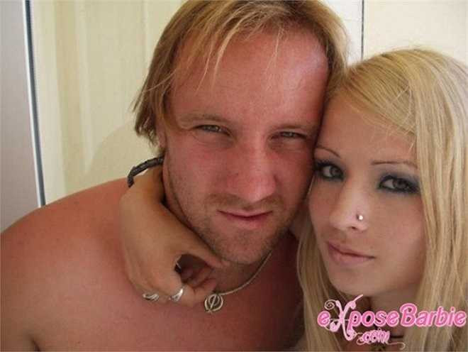 Ít ai biết rằng Valeria đã có chồng từ trước khi trở thành búp bê. Chồng cô có tên Dmitry Shkrabov và là một doanh nhân. Dmitry có lẽ là người duy nhất trong gia đình không bị Valeria biến thành búp bê. 