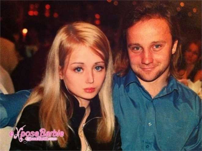 Valeria không mấy khi chia sẻ về chồng, do đó đây được coi như một trong những tấm ảnh rất hiếm hoi về nửa còn lại của cô. Búp bê sống chỉ từng cho biết, chồng rất yêu cô kể cả lúc cô có trang điểm hay không. 