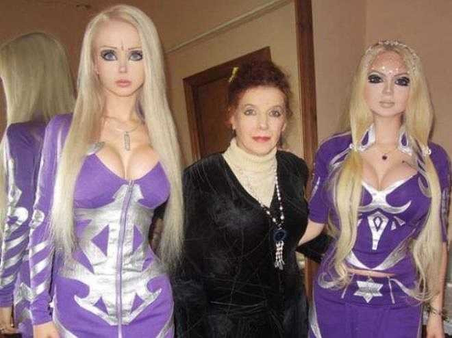 Cả gia đình của Barbie phiên bản đời thực khiến nhiều người không khỏi bất ngờ khi đều có khuôn mặt cứng đờ và không khác mấy búp bê.