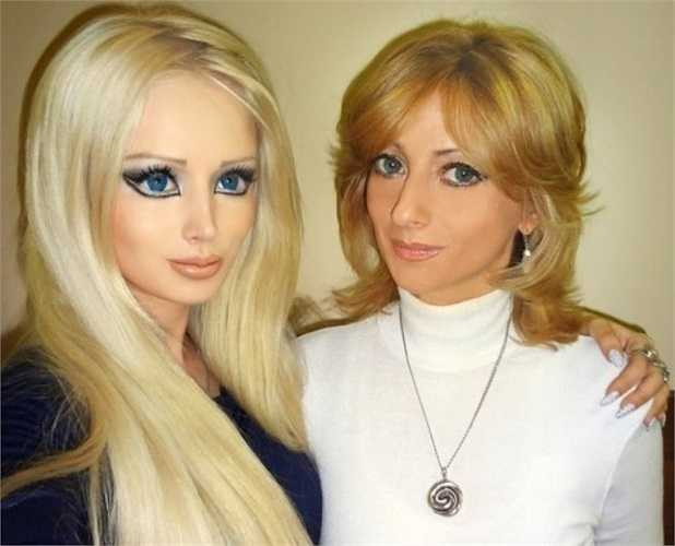 Người đầu tiên có cùng chung sở thích với búp bê sống là mẹ cô. Bà được cô trang điểm cho khá cầu kỳ và đeo kính giãn tròng nhằm có được đôi mắt to tròn, có phần vô hồn của Barbie.