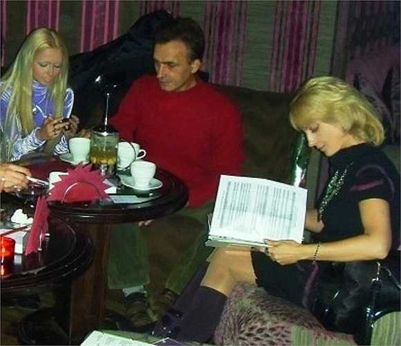 Bức hình đời thường với gương mặt được trang điểm công phu, kĩ lưỡng của gia đình Valeria.