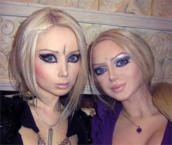 Tuy nhiên, Olga và Valeria lại không cùng chung huyết thống. Cô được gọi là em sinh đôi do cùng quê, cũng theo đuổi phong cách búp bê và chơi rất thân với búp bê đời thực nổi tiếng thế giới.