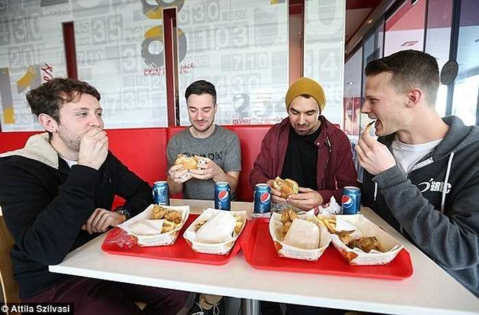 Sau khi kết thúc chuyến thăm quan nhà bếp, nhóm khách hàng đã được mời ăn một bữa tại cửa hàng KFC này. Nhóm khách này cho biết, họ rất vui và sẽ tiếp tục ăn tại KFC sau chuyến thăm quan lý thú. 