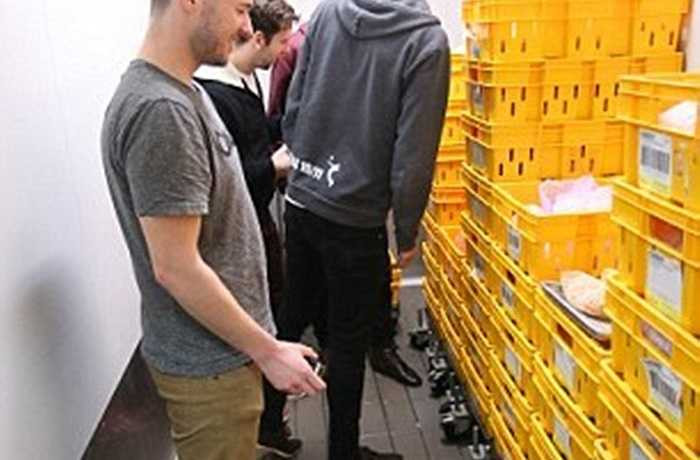 Hôm 23/8 vừa qua, một nhóm gồm 3 công dân Canada và một người Úc đã là những người khách hàng đầu tiên được tham quan nhà bếp KFC. 