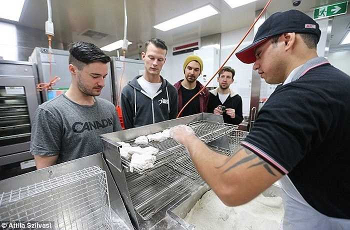 Sau đó, chúng sẽ được tẩm bột và ướp gia vị trước khi nấu chín chính xác 12 phút và 40 giây.