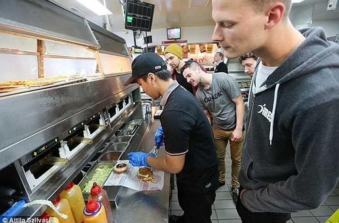 Việc chuẩn bị bánh mì kẹp thịt là một phần của quá trình xử lý thực phẩm của KFC.