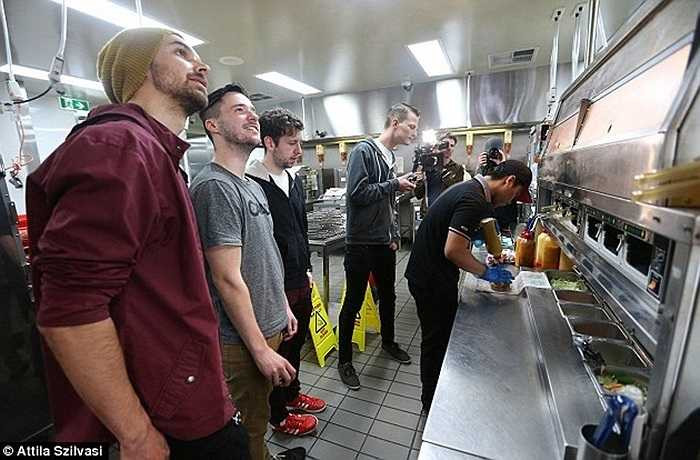 Bà Lawson cho biết, việc công khai hoạt động trong nhà bếp của KFC là một cơ hội để cung cấp 'sự minh bạch' về hoạt động của doanh nghiệp. Bà Lawson cũng cho biết KFC là một trong công ty tuân thủ những thủ tục y tế và an toàn nghiêm ngặt nhất trên thế giới trong lĩnh vực chế biến gà. 