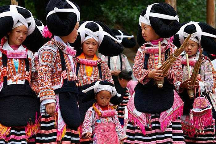 Người Miêu tự hào rằng, họ chủ động được giới tính con cái của họ một cách dễ dàng. Họ chi rằng, chỉ cần uống một loài thuốc mật truyền sau khi giao hợp là đứa con thứ 2 của họ sẽ có giới tính khác với anh, chị chúng