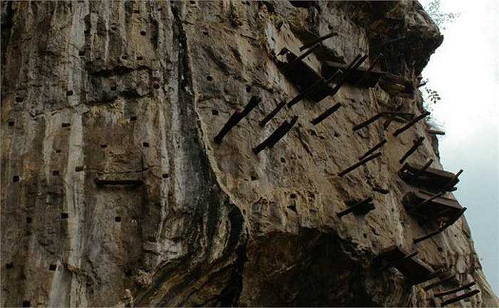 Tộc người Miêu sừng dài còn được cả thế giới biết tới với tục cải táng người chết bằng cách treo quan tài trên vách núi đá cao hàng trăm mét bên vực thẳm, sông, suối.