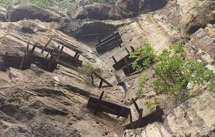 Nhiều quan tài an vị trên những vách đá lâu tới mức mà những người già trong gia đình không biết nó nằm trên đó tự khi nào và làm thế nào nó được đặt trên đó.