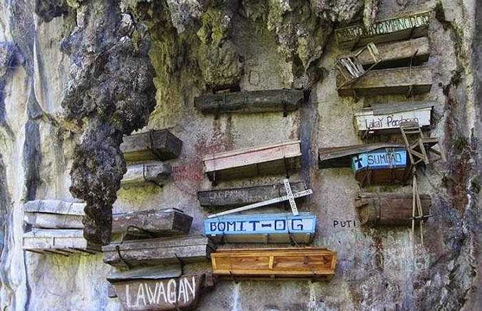 Mục đích của việc treo quan tài của người chết lên cao nhằm tránh sự quấy nhiễu của thú vật, kẻ thù... và đặc biệt đó là cách tiết kiệm đất canh tác cho làng.