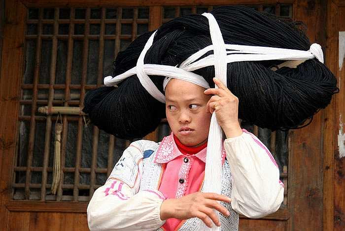 Đã bao đời nay người phụ nữ trong gia đình từ đời cụ, kỵ, bà, mẹ... đều làm một việc quan trọng, đó là gom nhặt những sợi tóc rụng của mình để tạo thành một chiếc mũ đặc biệt.