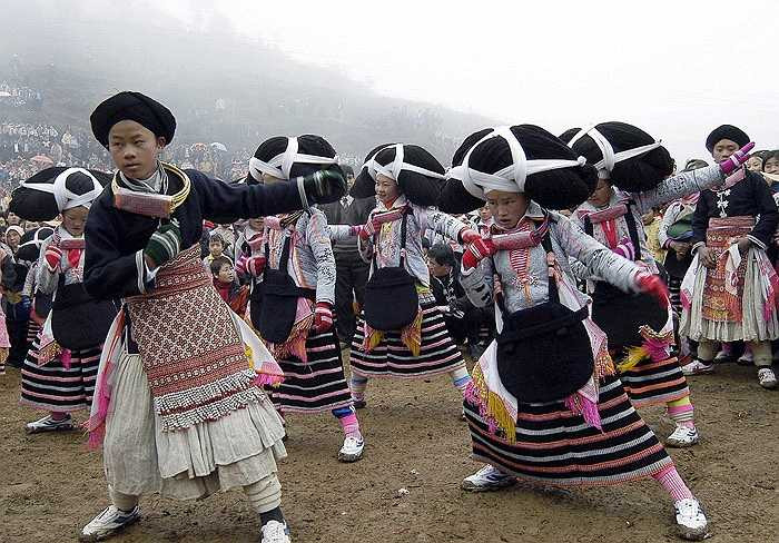 Người Miêu sừng dài dùng khoảng 3-5kg tóc kết hợp với sợi bông có màu đen để tạo thành chiếc mũ kỳ lạ này.