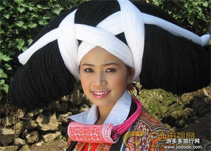 Chiếc mũ trở thành vật gia truyền từ đời này sang đời khác, đến hàng trăm năm. Chiếc mũ được trao lại khi con, cháu gái của gia đình đó đi lấy chồng.