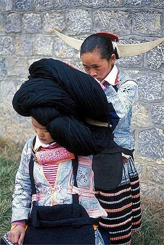 Theo truyền thuyết, người Miêu coi con bò là vật linh của họ. Để thể hiện lòng tôn kính với loài vật này người Miêu đã tạo cho mình chiếc mũ có hình cặp sừng để hy vọng có được sức mạnh như loài vật này.