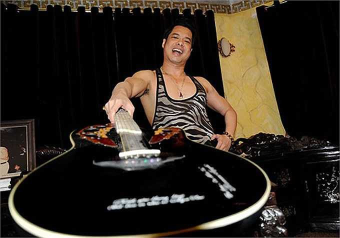 Tháng 12/1992, Ngọc Sơn góp mặt trong bữa tiệc thác loạn của một Việt Kiều. Anh bị bắt tại hiện trường và phải nhận án tù treo. 