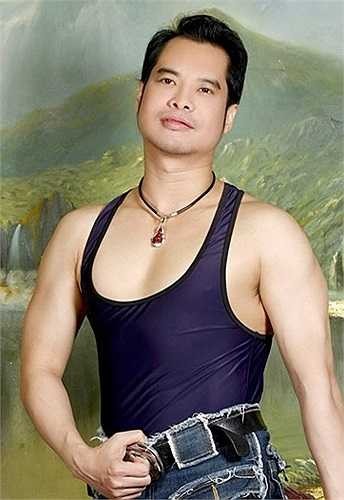 Năm 2000, Ngọc Sơn gây sốc cho công chúng khi là người đầu tiên đúc tượng của chính mình đặt trước sân nhà. Theo lời chủ nhân thì pho tượng có giá 1.000 cây vàng và chưa ai trên thế giới từng có. Tuy nhiên sau đó, chính quyền đã yêu cầu Ngọc Sơn di chuyển bức tượng này. 