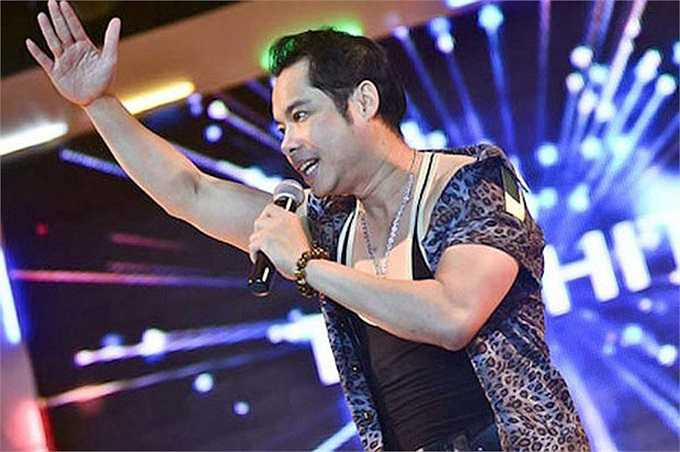 Ngọc Sơn còn cho in khoảng 20.000 tờ poster ghi '8 điều chân tình của Ngọc Sơn' học theo 14 điều răn của Phật khiến dư luận 'ném đá' dữ dội. 