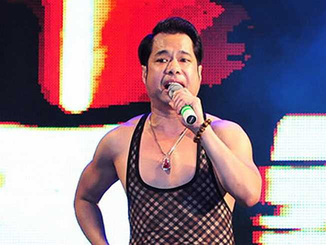 Những bức ảnh được chụp dung tục, tạo dáng 'khó đỡ' khiến hình ảnh Ngọc Sơn càng trở nên méo mó.