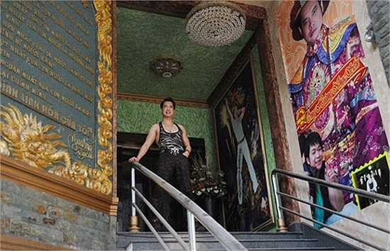 Để gây sốc dư luận, Ngọc Sơn tiếp tục làm trò khi tuyên bố: Tôi đã mua bảo hiểm trinh tiết đời trai 1 triệu USD đấy… Sau này, Ngọc Sơn có vợ thì đó là đêm tân hôn đầu tiên. Còn không, tôi giữ cho đến cùng.