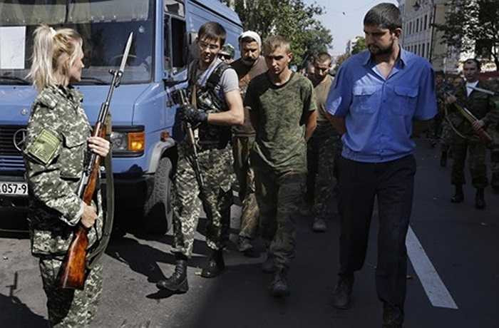 Nữ binh sĩ xinh đẹp thuộc lực lượng ly khai thành phố Donetsk, miền Đông Ukraine áp giải tù binh diễu phố hôm 24/8