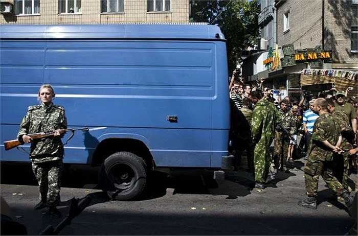 Hành động này diễn ra vài giờ sau khi chính quyền Ukraine tổ chức diễu binh ở Kiev trong Ngày Độc Lập