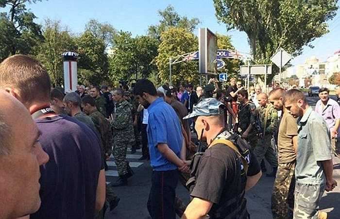 Những binh sĩ của chính quyền Ukraine bị bắt ở miền đông Ukraine