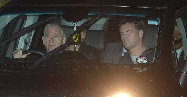 Tiền vệ người Argentina giấu mặt ở băng ghế sau bên trái