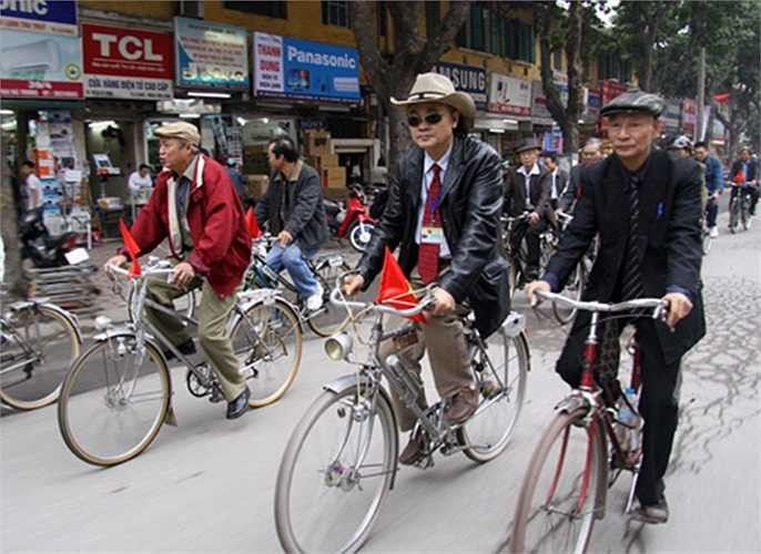 Những hội sưu tầm xe Peugeot cổ ra đời, là nơi chia sẻ niềm đam mê, tình yêu với xe đạp cổ. Những đoàn xe đạp Peugeot diễu phố như thế này thường diễn ra vào ngày lễ trong năm.