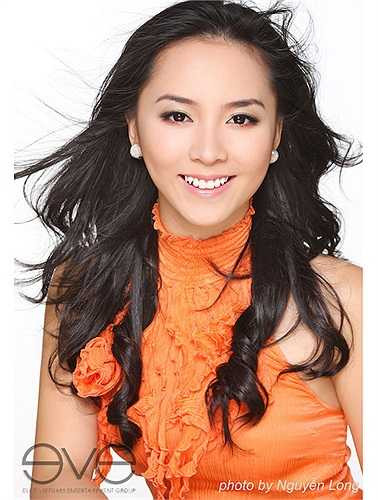 Thiên Lý sinh năm 1989 trong một gia đình khá giả. Cô du học Mỹ từ bé, khi mới về Việt Nam Thiên Lý nói tiếng Việt không sõi. 