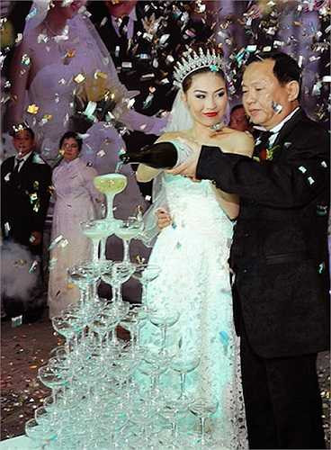 Tuy nhiên cuộc hôn nhân này mau chóng 'chết yểu' chỉ sau 2 tuần kết hôn. Khi chia tay, người đẹp giãi bày: 'Tôi và chồng mâu thuẫn từ cách ứng xử đến suy nghĩ. Sau đám cưới một tuần, tôi đã nảy sinh ý định muốn chia tay'.