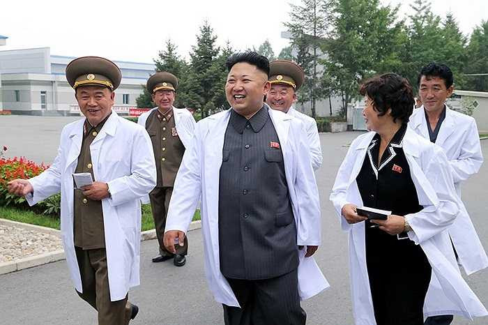 Nhà lãnh đạo Kim Jong-un cùng các quan chức quân đội thăm xưởng bánh kẹo mang tên ngày 2 tháng 11 của quân đội Triều Tiên