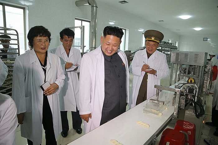 Ông Kim quan sát quy trình sản xuất bánh kẹo ở xưởng