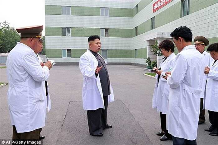 Nhân viên xưởng sản xuất cẩn thận ghi chép yêu cầu của nhà lãnh đạo Kim Jong-un