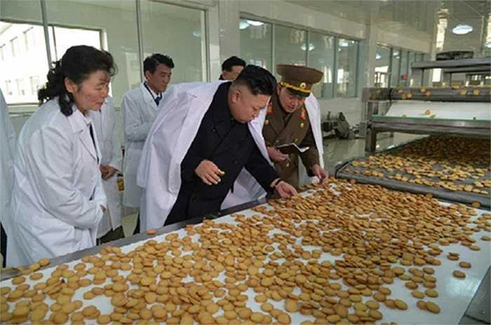 Ông Kim Jong-un cùng các quan chức quân đội kiểm tra chất lượng bánh kẹo