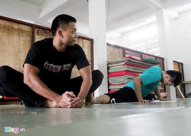 Parkour là môn thể thao mạo hiểm mang phong cách hip hop với những cú nhảy ngoạn mục, những vòng lộn nhào, bay trên không, phóc qua nóc nhà, bám vào tường đang khiến nhiều người trong giới trẻ say sưa theo đuổi. Môn nhảy này xuất hiện ở nước ngoài đã khá lâu nhưng mới du nhập vào Việt Nam vài năm gần đây và đang thu hút nhiều bạn trẻ ưa mạo hiểm