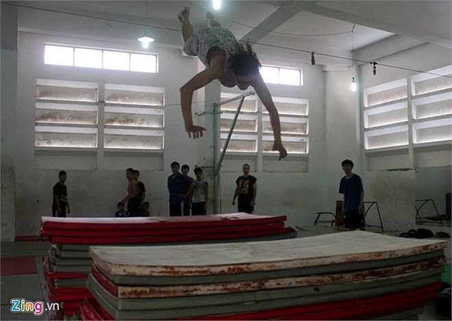 Nghĩa tâm sự, lâu lâu mới ra công viên biểu diễn, chủ yếu tự tập luyện trong nhà thi đấu để rèn luyện sức khỏe, sự can đảm và thỏa chí đam mê là chính.