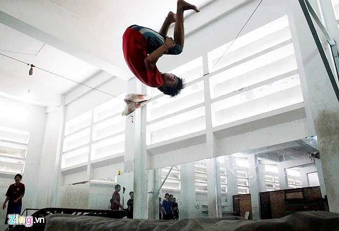 Duy Nghĩa, thành viên phụ trách phòng tập của nhóm ở nhà thi đấu Nguyễn Tri Phương cho biết, các thành viên tự đóng góp tiền thuê phòng tập, cùng nhau trao đổi động tác mới và khó. Người tập môn này lâu nhất là 7 năm, mới nhất là 2 năm.