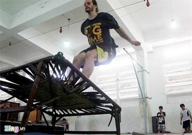 Thành viên nước ngoài duy nhất là John (25 tuổi, người Mỹ). John cho biết, đã tập được hai tháng và rất thích môn thể thao này, khi xem các bạn trẻ ở quê nhà biểu diễn nhiều động tác đẹp mắt khiến anh đã rất thán phục.