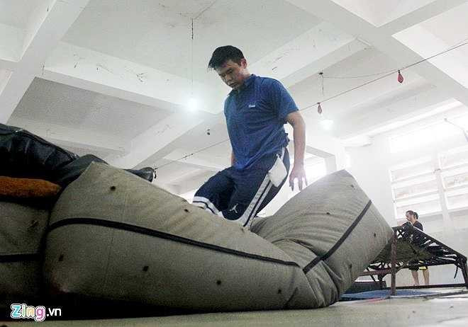 'Lúc đầu tiên tập sợ lắm, thấy nguy hiểm nữa, nhảy lộn đơn giản nhưng mỗi lần tiếp đất sai là đau ê ẩm chứ chưa nói gì đến việc lộn vài vòng trên không rồi tiếp đất. Nhưng dần dần tập cũng quen, và trở nên nghiền, có lần bị chấn thương nặng nhất là nứt xương tay nhưng không thể bỏ được', Vy Thành, tâm sự. 